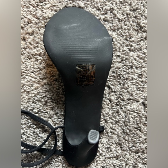 Lace up open toe black heel - Picture 3 of 5